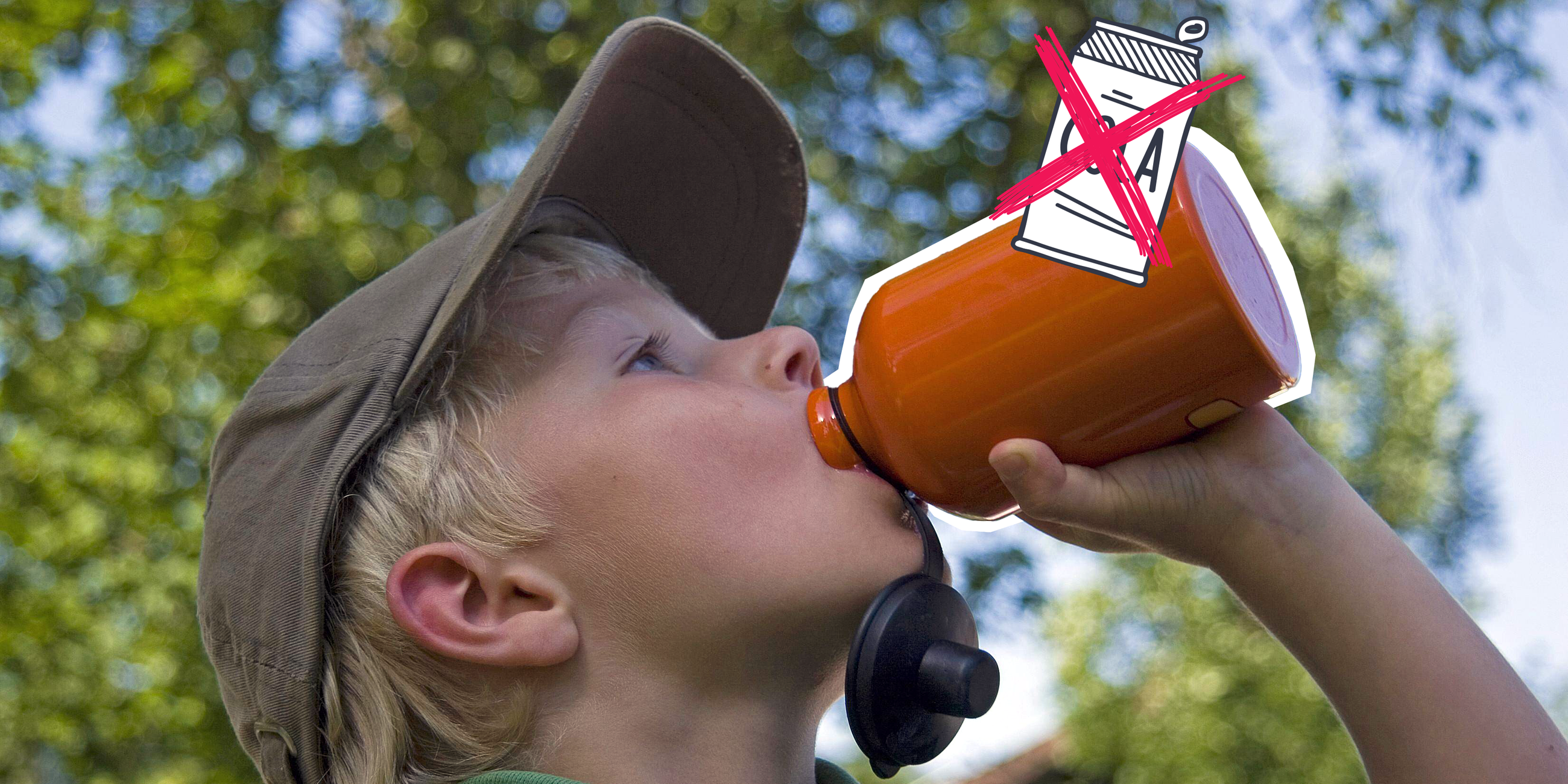 Ein Junge trinkt aus einer Trinkflasche.
