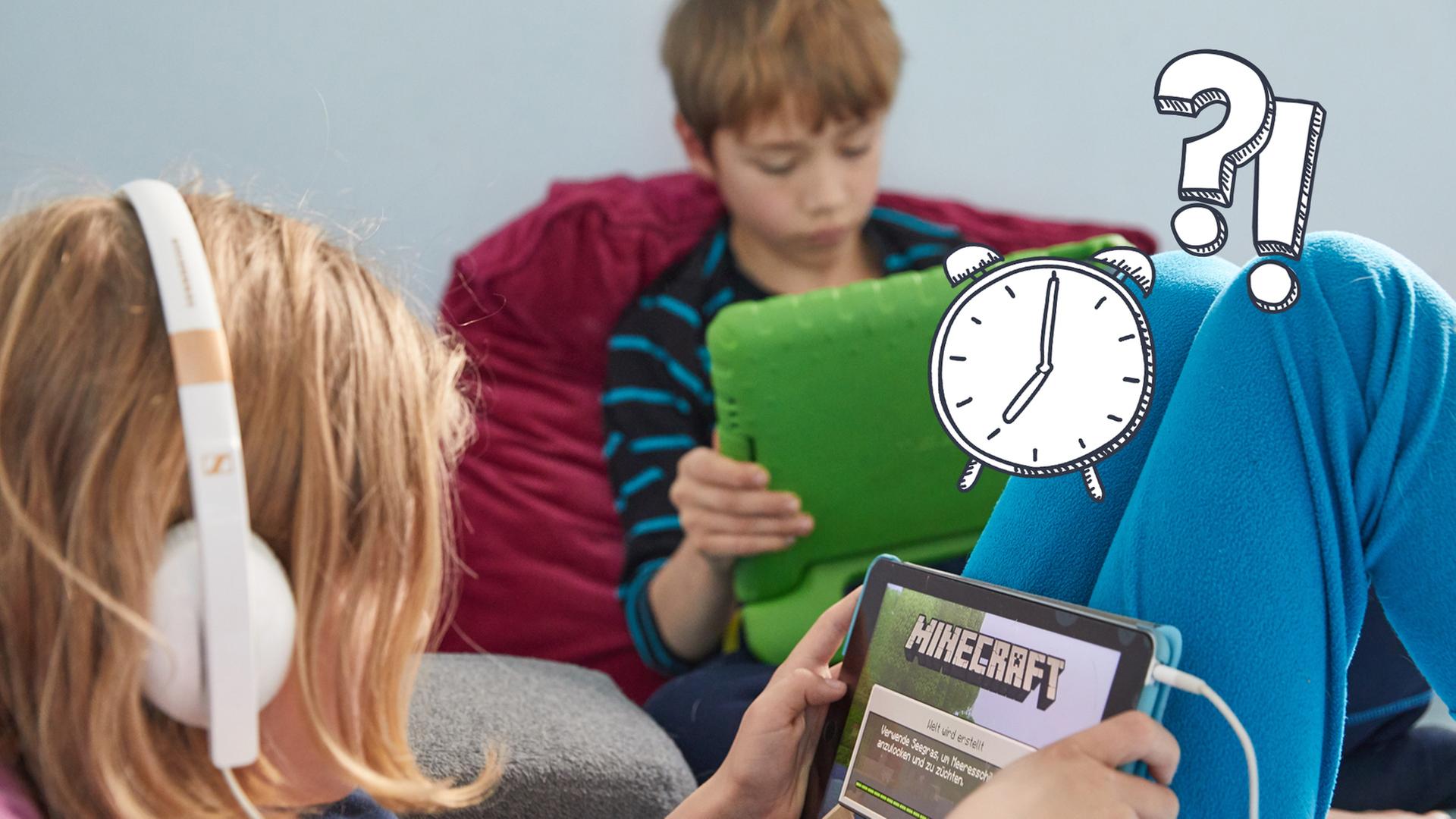 Zwei Kinder spielen am Tablet Minecraft