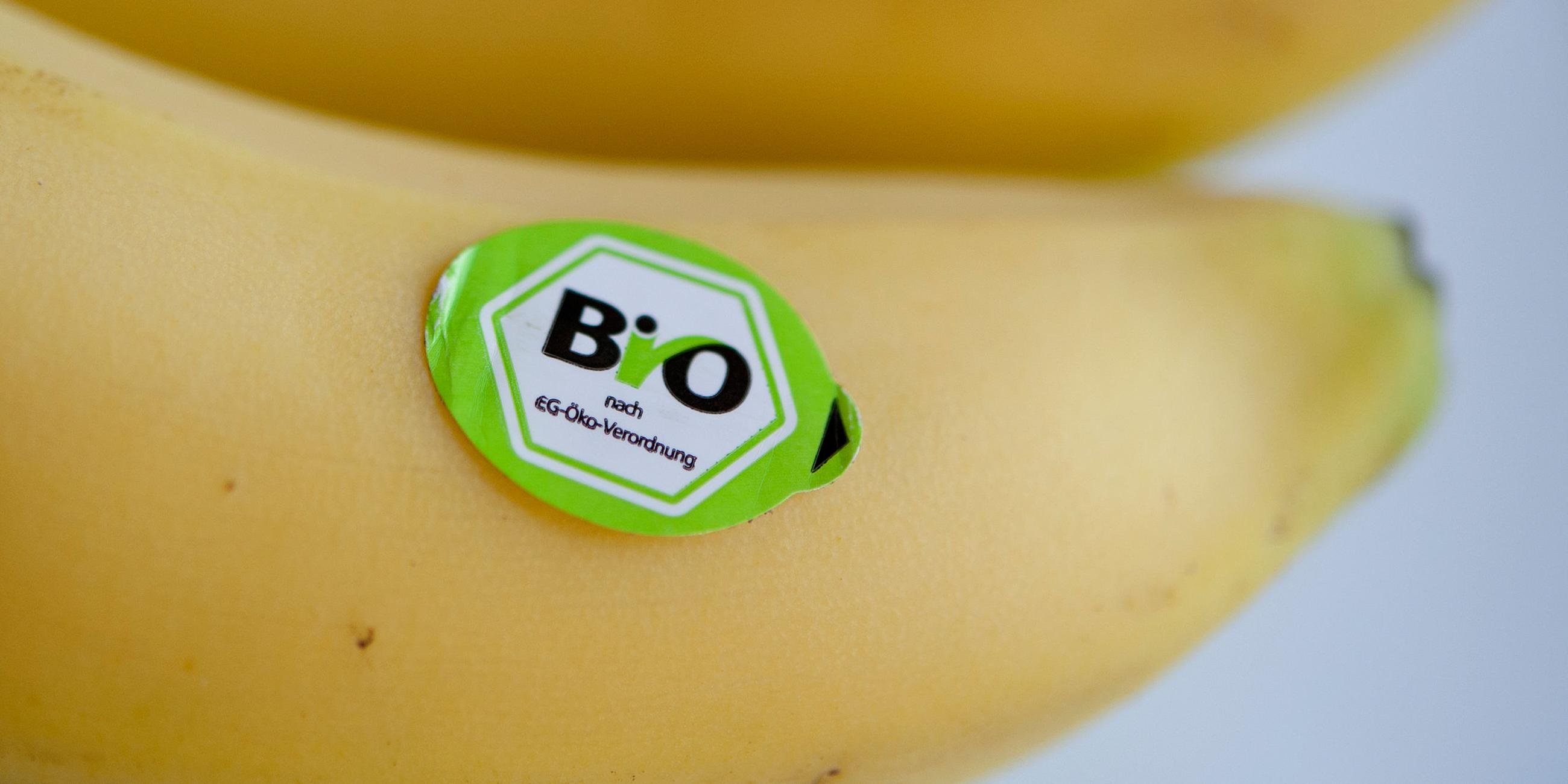 Banane mit einem "Bio" Aufkleber