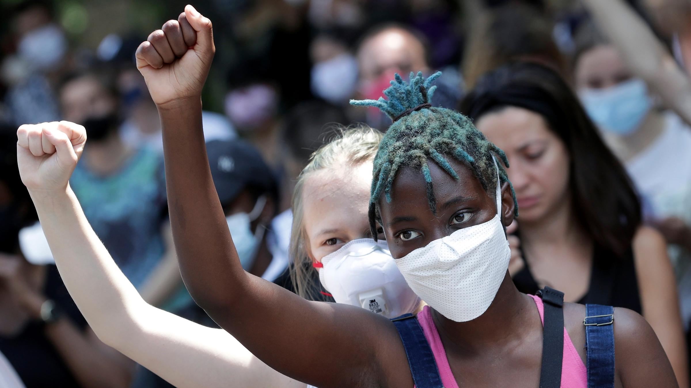 Zwei junge Mädchen auf einem Black Lives Matter Protest in Berlin. 