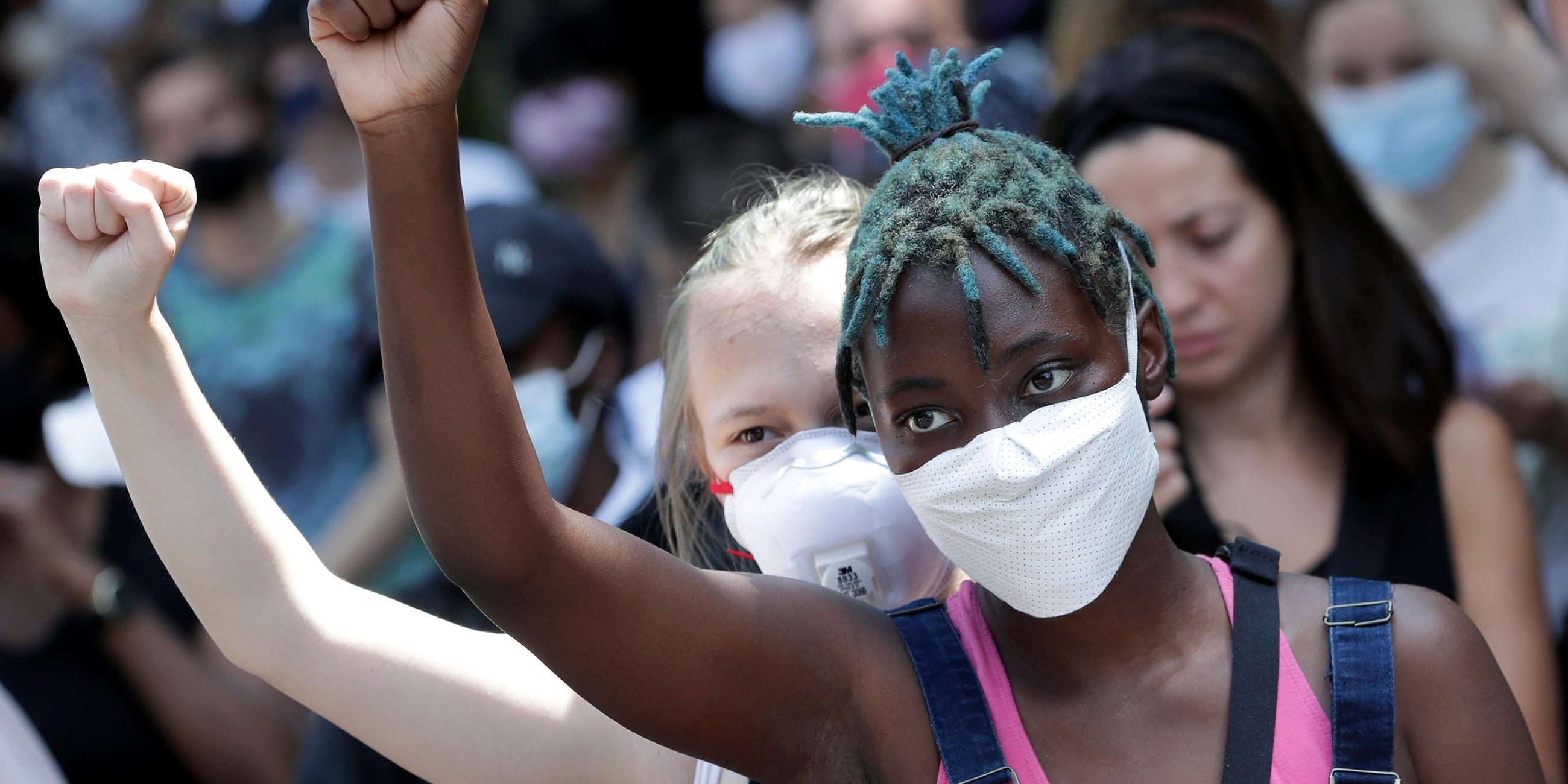 Zwei junge Mädchen auf einem Black Lives Matter Protest in Berlin. 