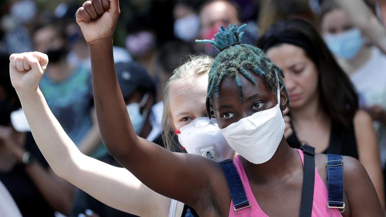 Zwei junge Mädchen auf einem Black Lives Matter Protest in Berlin. 