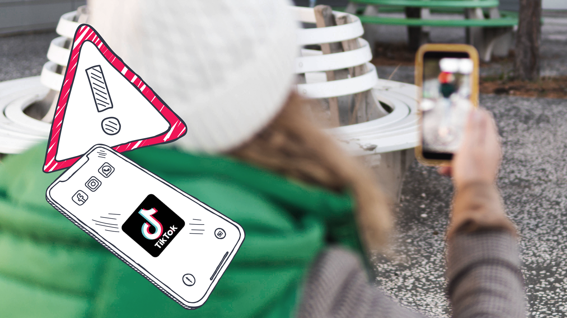 Ein Kind filmt auf dem Schulhof, Warnschild und Handy mit TIkTok-Logo