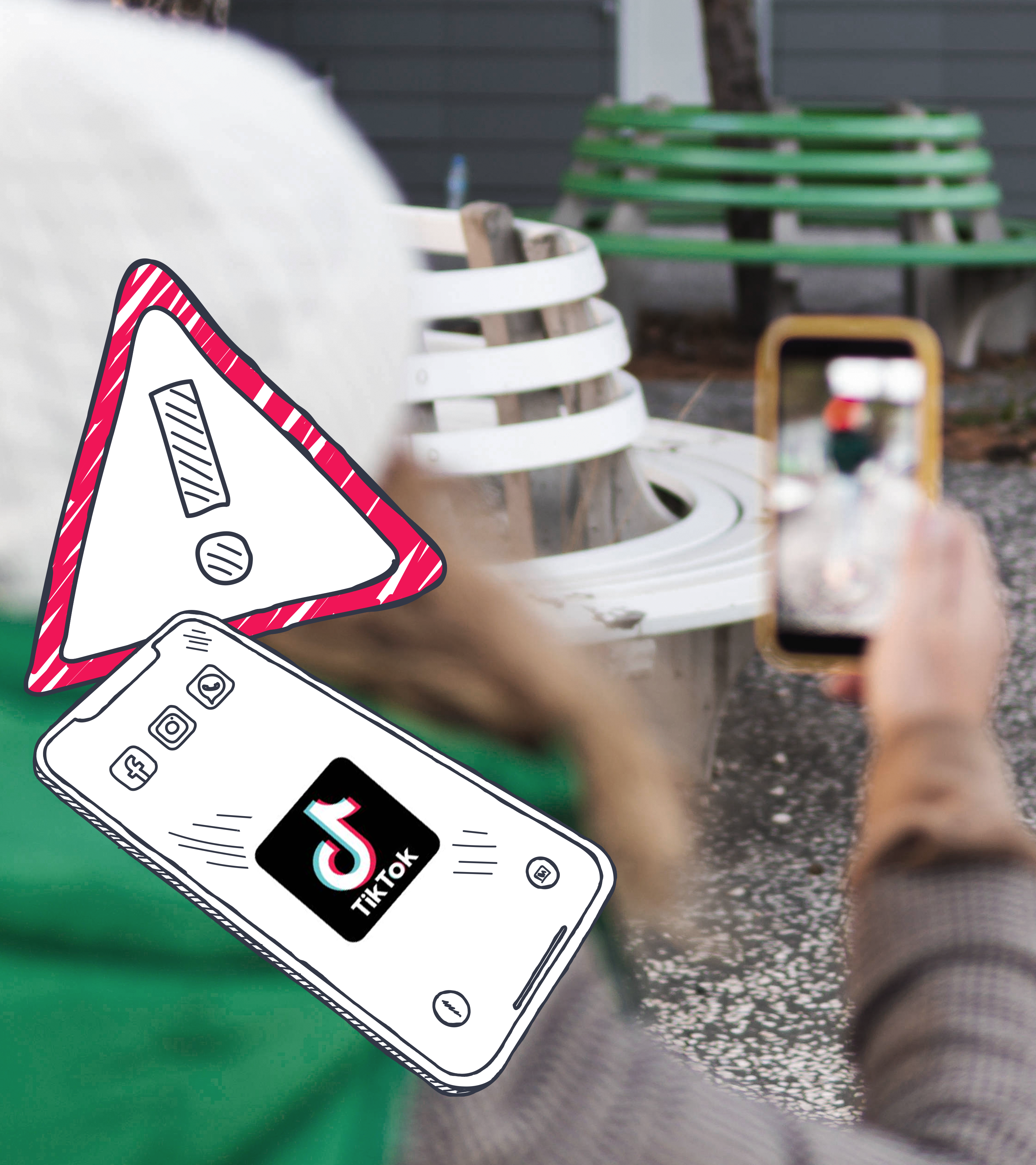 Ein Kind filmt auf dem Schulhof, Warnschild und Handy mit TIkTok-Logo