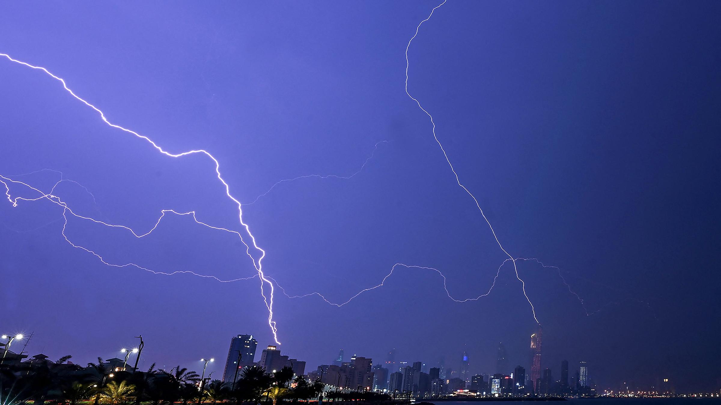 Blitze über der Stadt Kuwait.