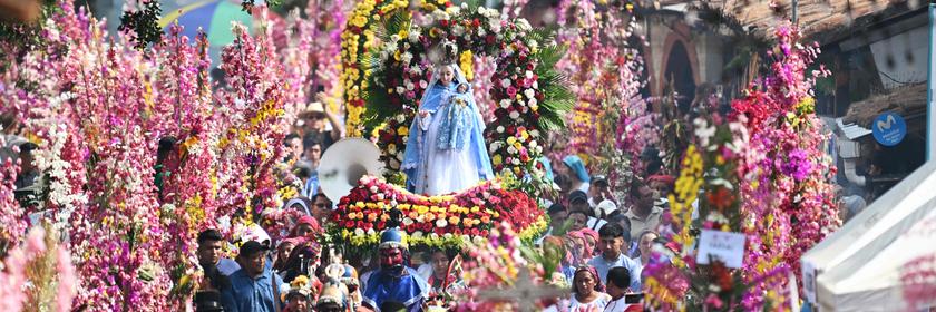 In El Salvador wird mit einem Umzug das Fest der Bruderschaft der Blumen und Palmen gefeiert.