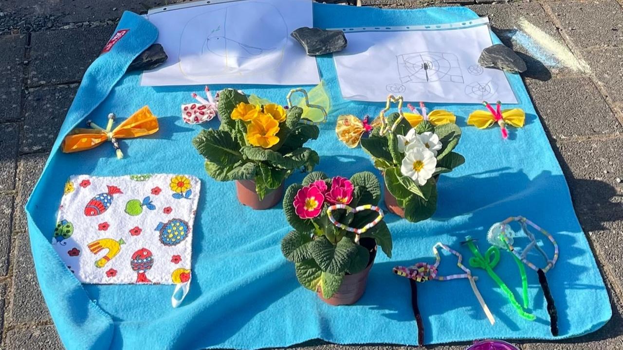 Sophia bastelt Blumenschmuck und sammelt Spenden