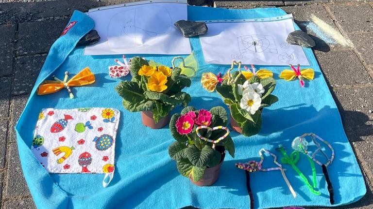 Sophia bastelt Blumenschmuck und sammelt Spenden