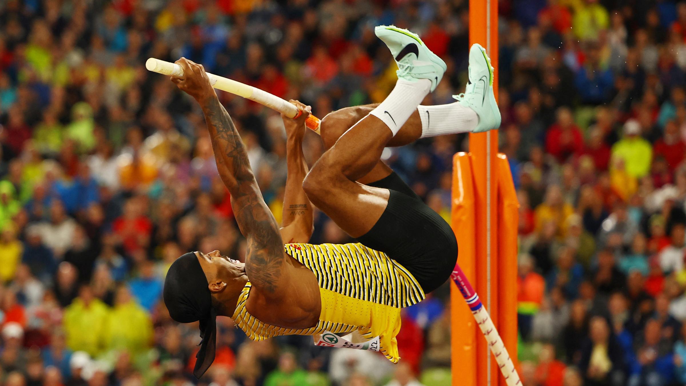 2022 European Championships Leichtathletik Olympiastadion, München, 20.08.2022, Deutschlands Bo Kanda Lita Baehre im Einsatz beim Stabhochsprung der Männer