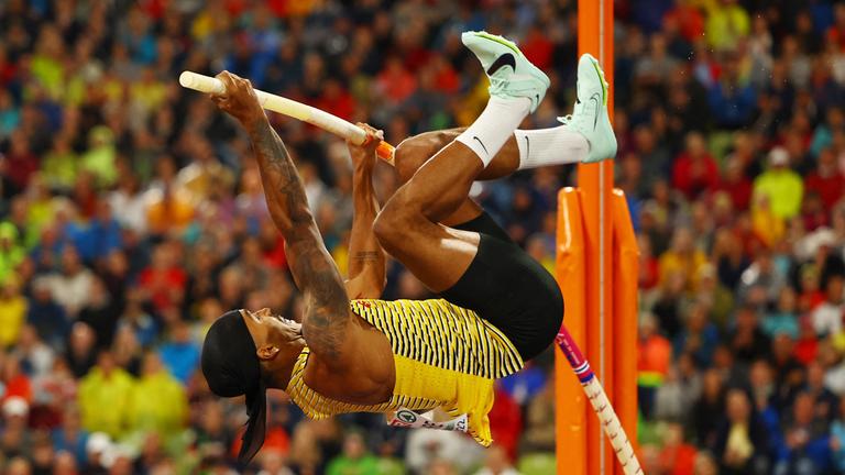 2022 European Championships Leichtathletik Olympiastadion, München, 20.08.2022, Deutschlands Bo Kanda Lita Baehre im Einsatz beim Stabhochsprung der Männer