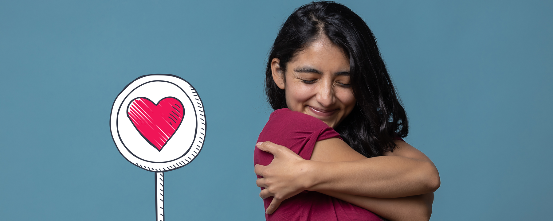 Mädchen umarmt sich selbst 