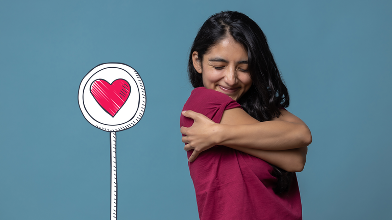 Mädchen umarmt sich selbst 