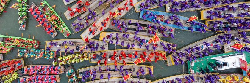 Bunte Boote zum Qintong-Bootsfestival in China