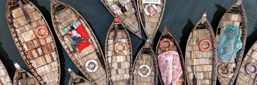 Bootsleute schlafen auf ihren Booten in Dhaka