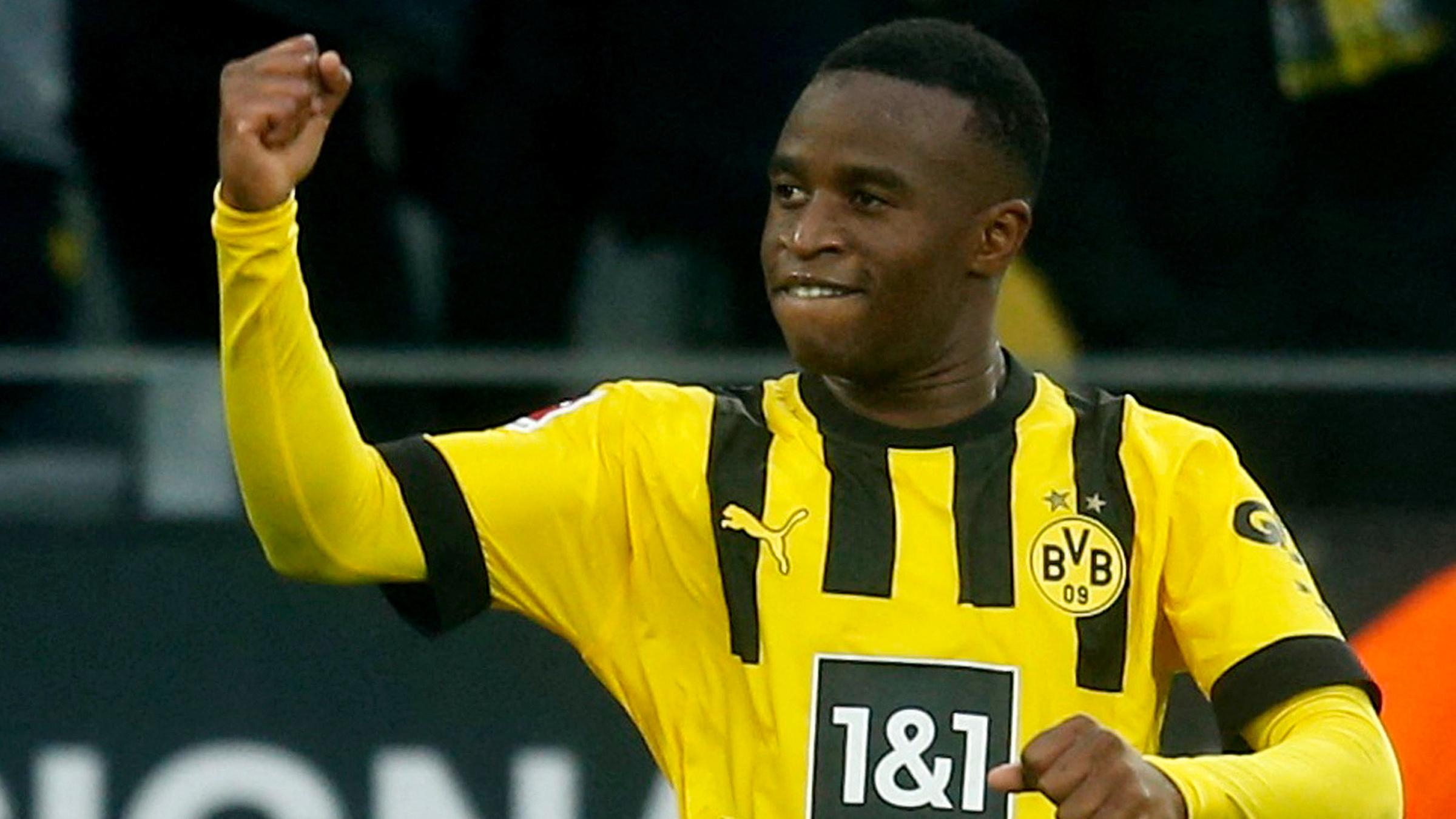 Borussia Dortmunds Youssoufa Moukoko feiert seinen dritten Treffer am 05.11.2022.