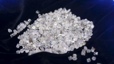 Diamanten auf blauem Samt.