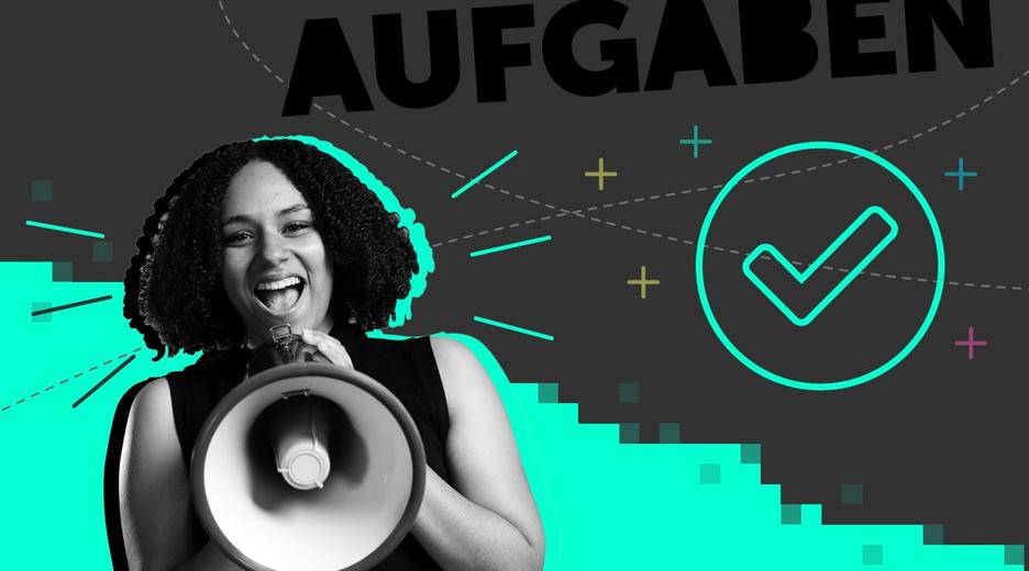 Vor einem Schriftzug mit dem Wort "Aufgaben" ruft eine junge Frau in ein Megafon 
