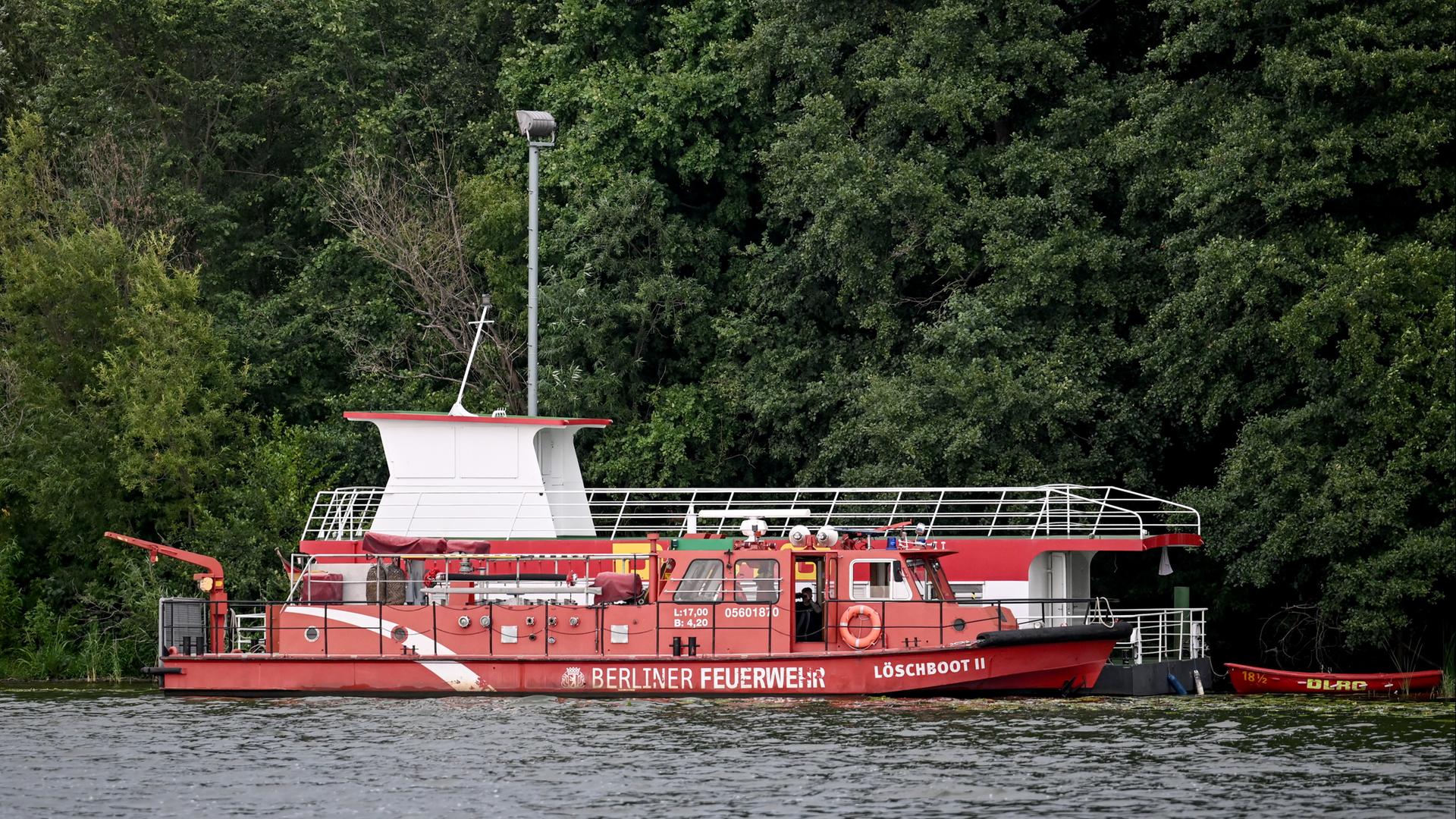 Ein Löschboot der Berliner Feuerwehr schwimmt auf der Havel.