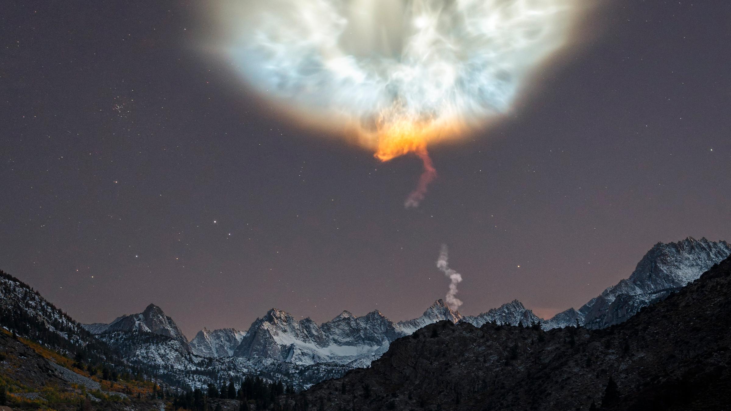 Leuchtender Rauch vor Nachthimmel