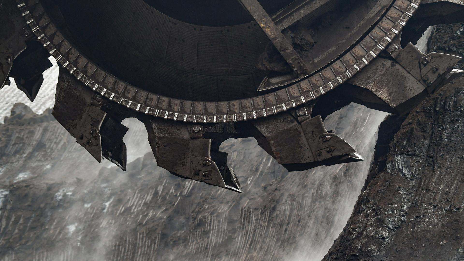 Eine Braunkohleschaufel nimmt Erdreich auf.