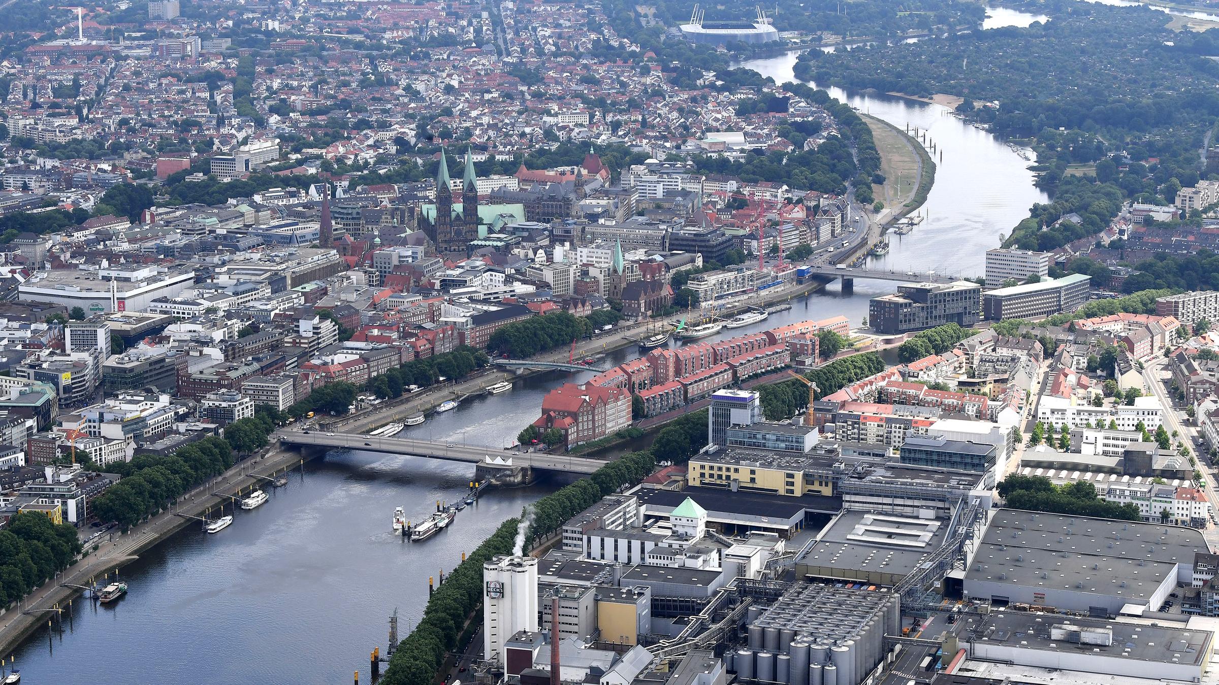 Die Luftaufnahme zeigt die Innenstadt von Bremen