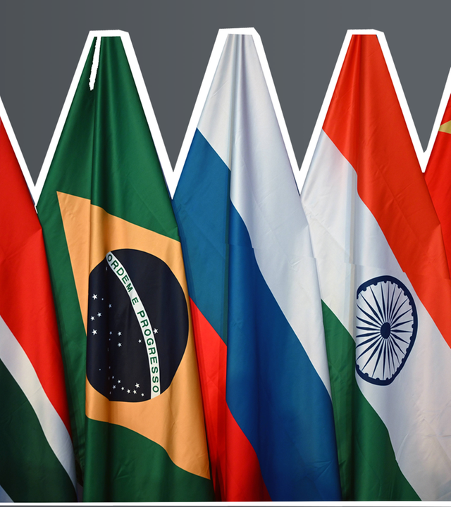 Flaggen der fünf BRICS-Staaten