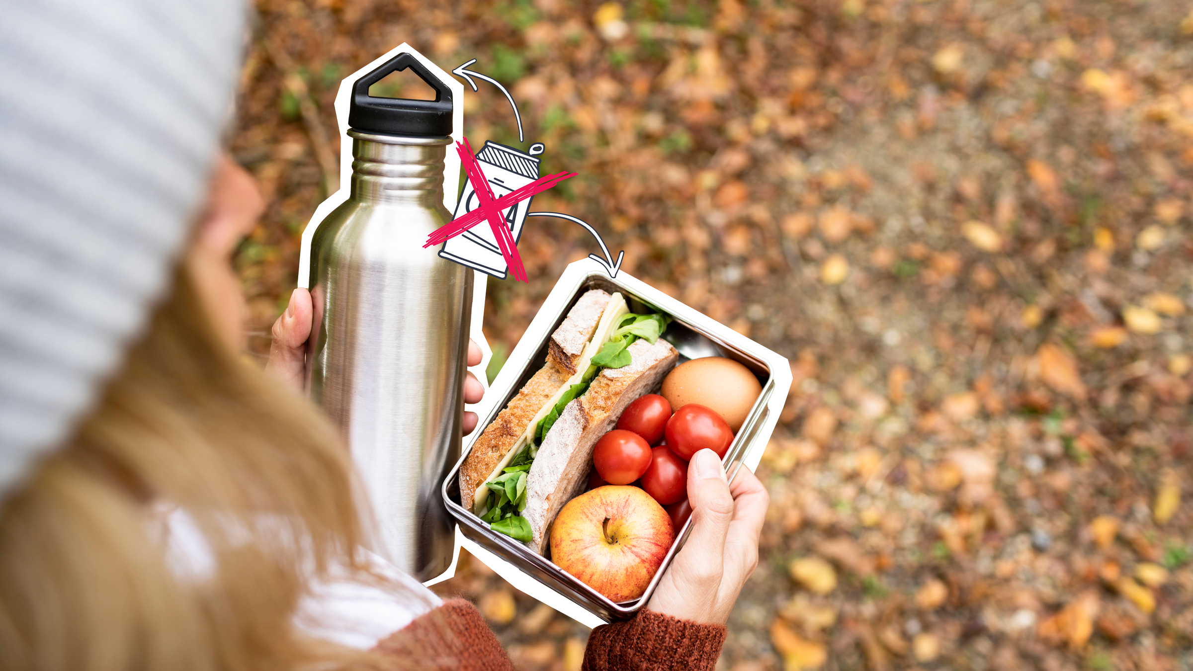 Man sieht eine Fru verscwommen, die eine Brotdose und eine Edelstahl-Trinkflasche in den Händen hält. In der Brotdose ist ein Brot, ein Ei, Tomaten und ein Apfel.