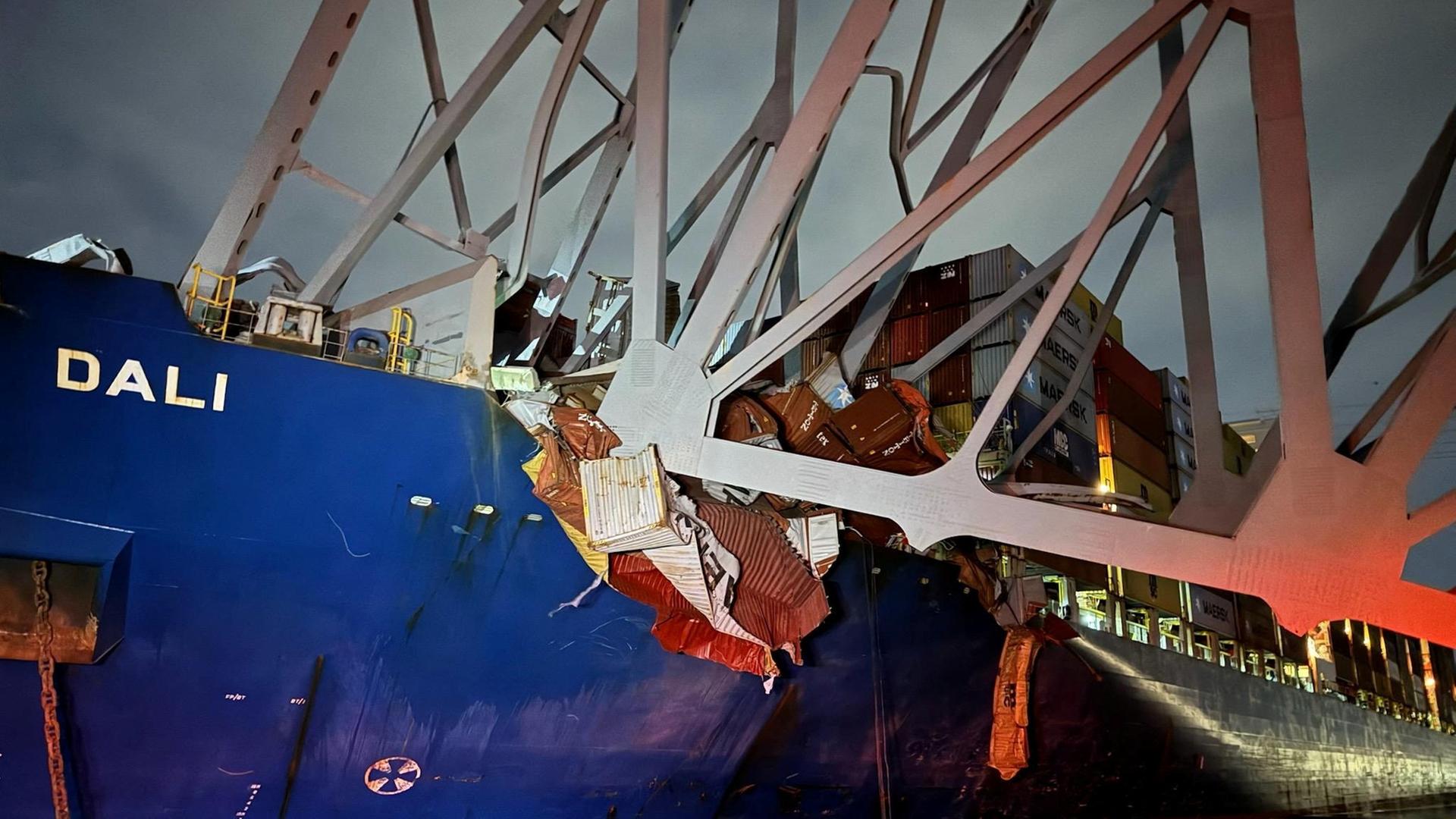 Das 300 Meter lange Frachtschiff war laut US-Behörden mit 8 Knoten unterwegs. Das ist in etwa so schnell wie ein Fahrrad – und für ein riesiges, viele Tonnen schweres Schiff ziemlich schnell. Daraufhin …