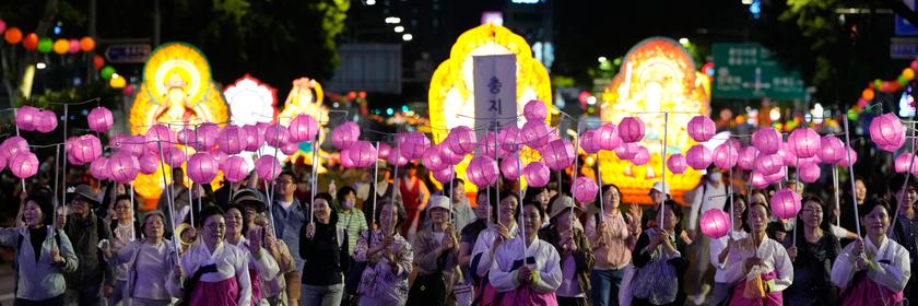 Buddhisten nehmen an einer Parade des Lotusfestivals in Südkorea teil. Sie tragen pinke Laternen.