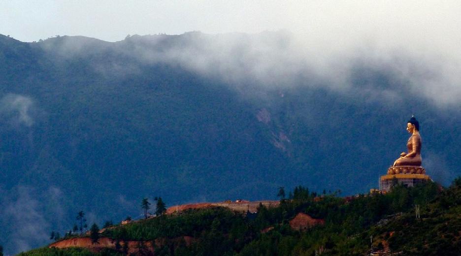 Ein sitzender Buddha im Hochgebirge von Bhutan