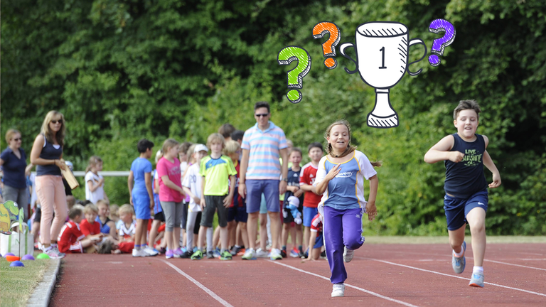 Kinder rennen auf Laufbahn bei Bundesjugendspielen. 