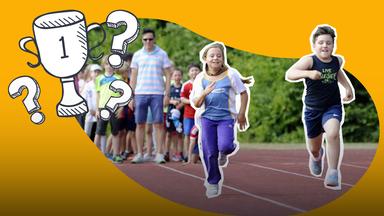 Grunschüler sprinten auf Laufbahn bei Bundesjugendspielen. 