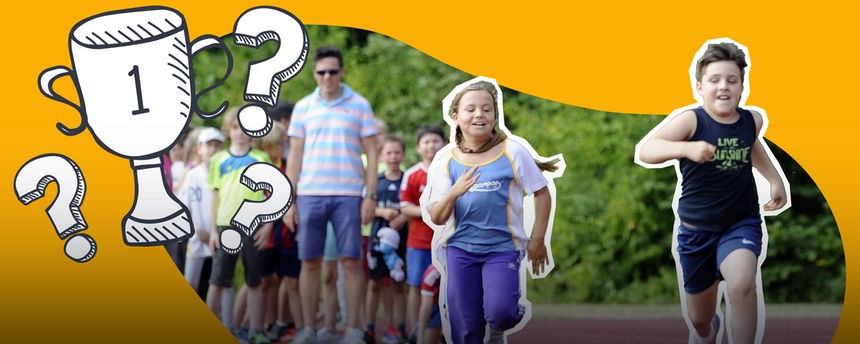 Grunschüler sprinten auf Laufbahn bei Bundesjugendspielen. 