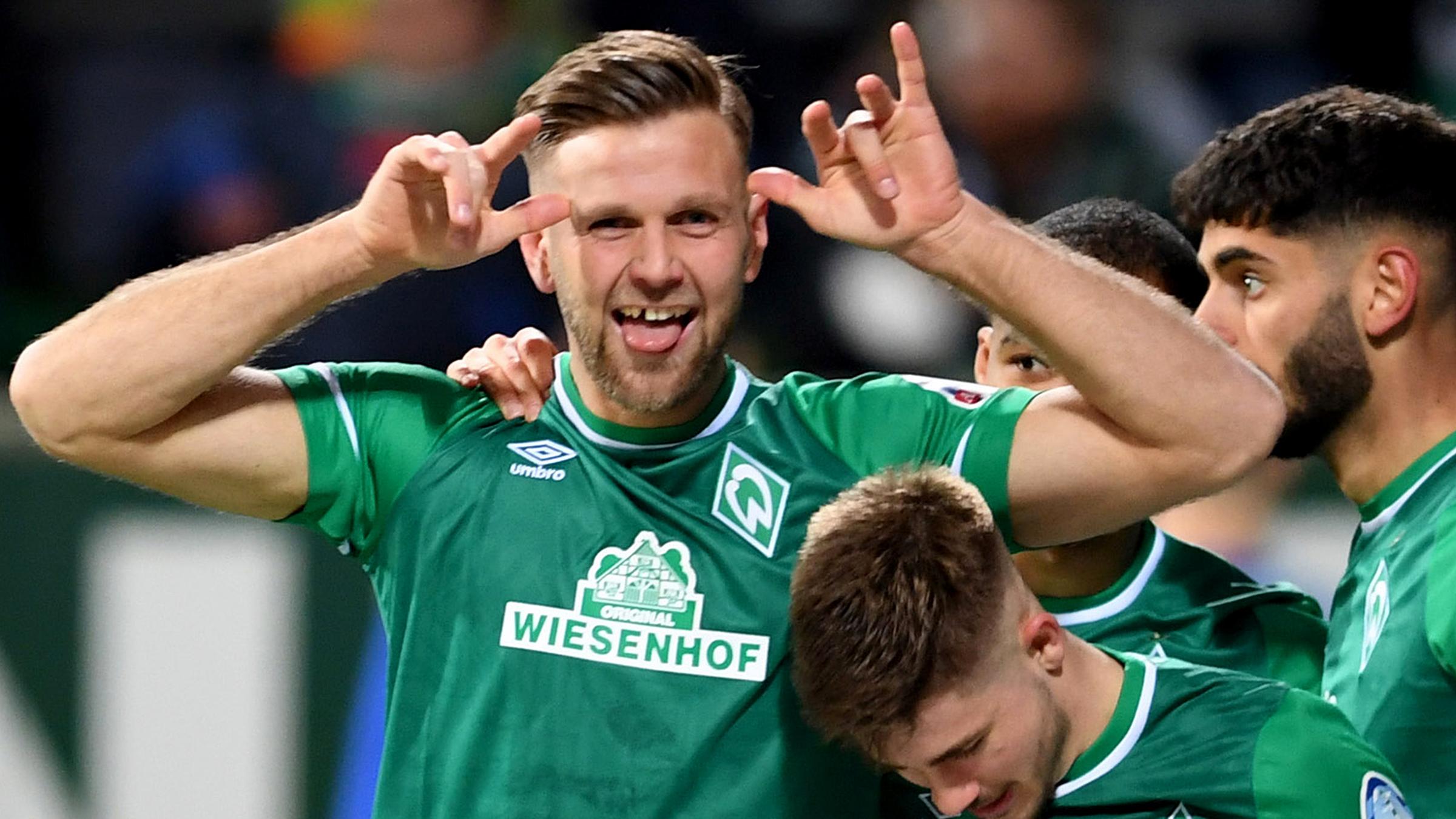 Werders Niclas Füllkrug (l.) jubelt mit Romano Schmid über sein Tor zum 1:0.