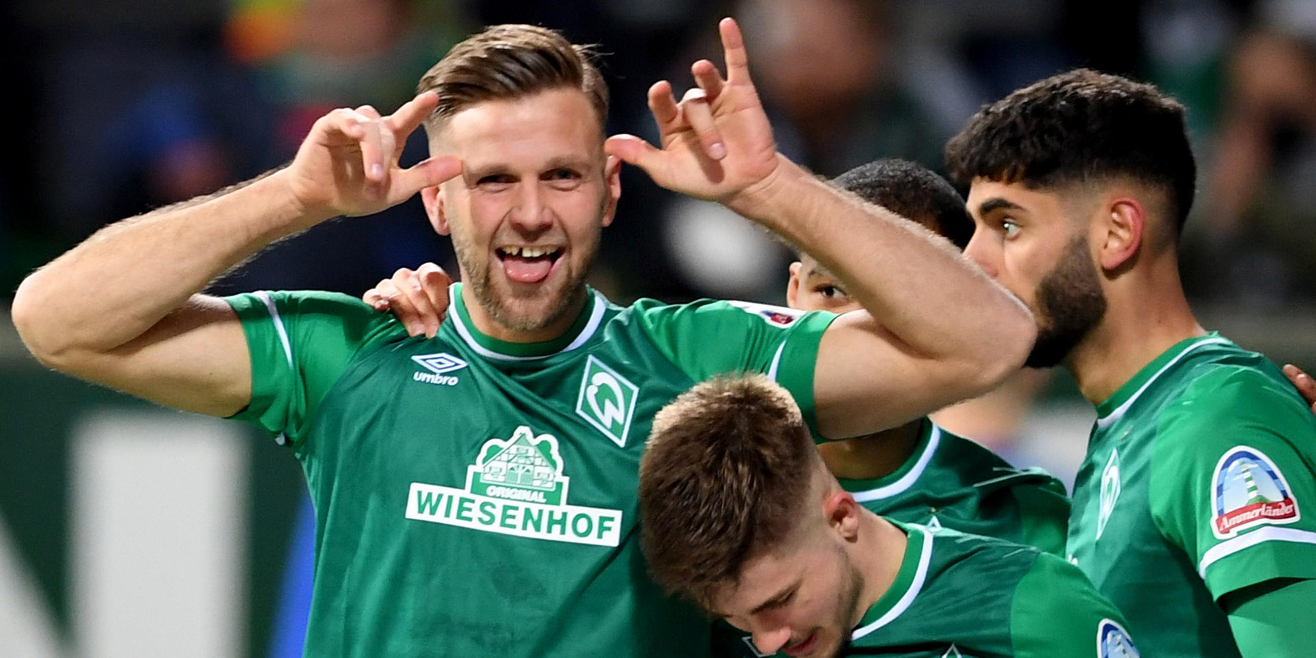 Werders Niclas Füllkrug (l.) jubelt mit Romano Schmid über sein Tor zum 1:0.