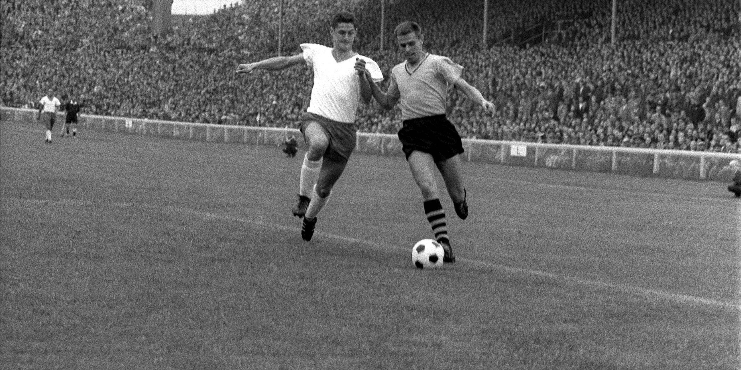 Timo Konietzka wird beim ersten Bundesligaspiel 1963 vom Bremer Verteidiger Max Lorenz angegriffen