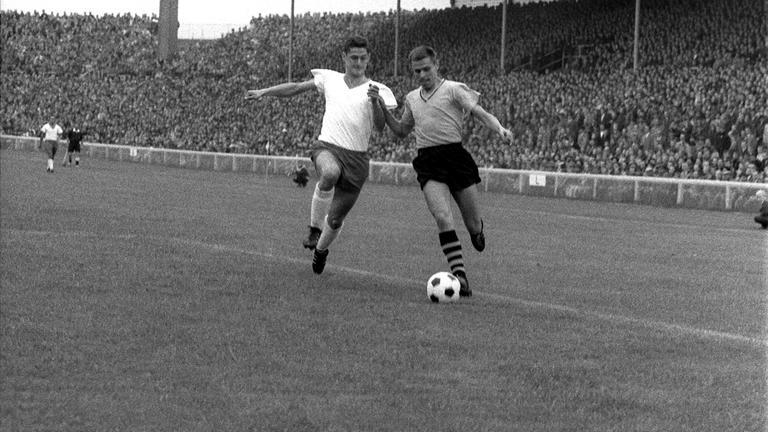 Timo Konietzka wird beim ersten Bundesligaspiel 1963 vom Bremer Verteidiger Max Lorenz angegriffen