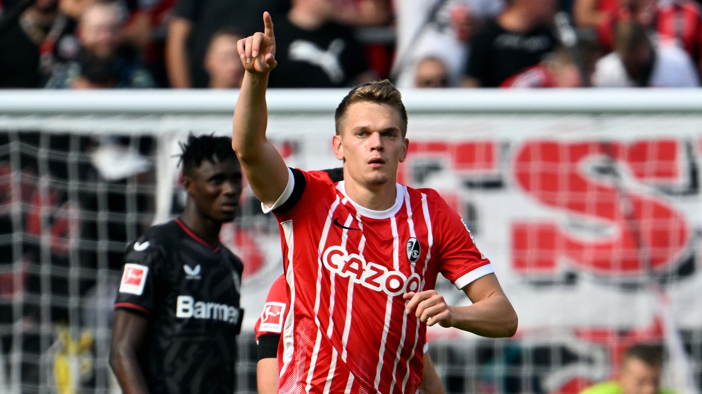 Freiburgs Matthias Ginter bejubelt das Tor zum 1:1 am 03.09.2022 in Leverkusen.