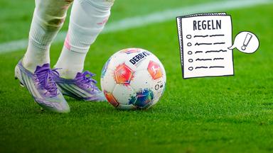 Fußballbeine kicken gegen Ball auf Fußballrasen, daneben grafischer Regelzettel mit Ausrufezeichen-Sprechblase