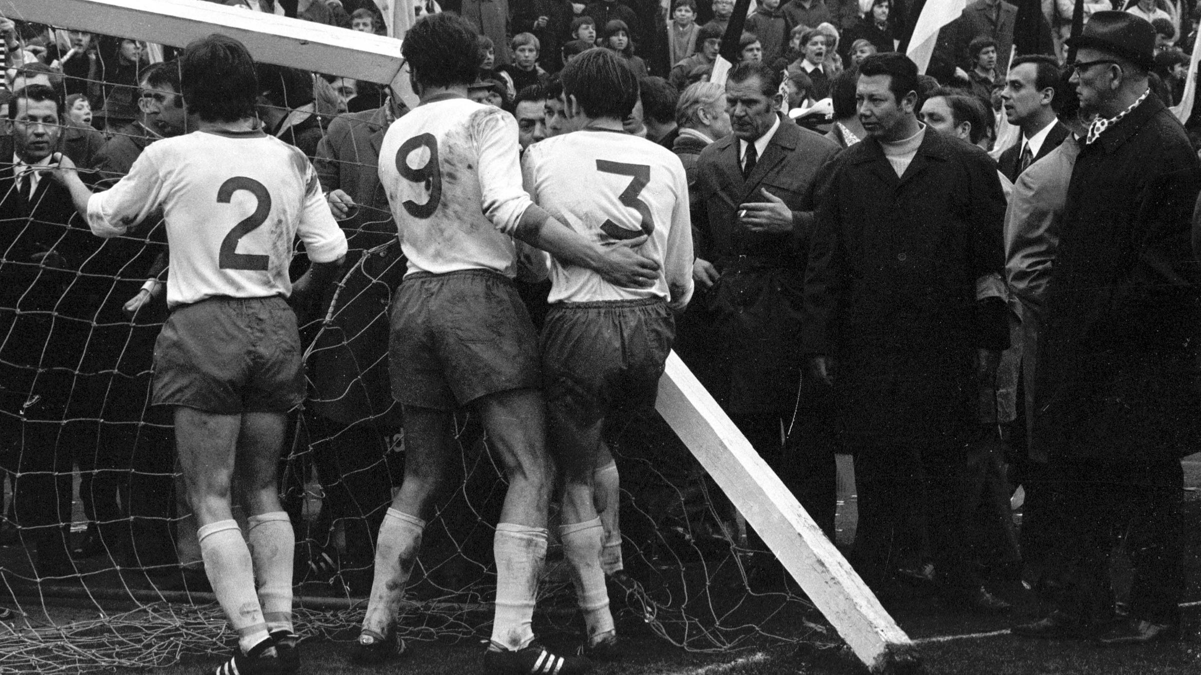 Ein Torpfostenbruch beim Bundesligaspiel Borussia Mönchengladbach gegen Werder Bremen