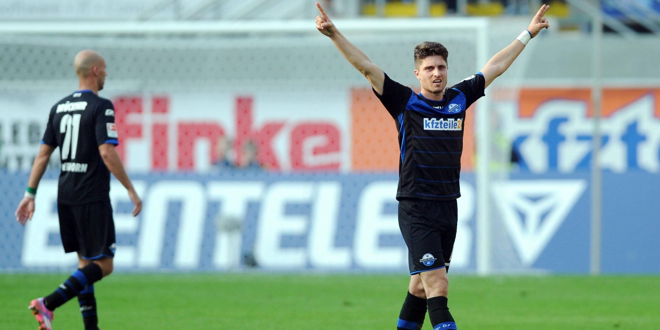 Der Fußballer Moritz Stoppelkamp von Paderborn jubelt nach einem Spiel gegen Hannover 96
