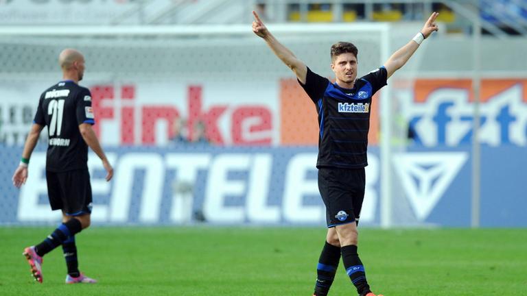Der Fußballer Moritz Stoppelkamp von Paderborn jubelt nach einem Spiel gegen Hannover 96
