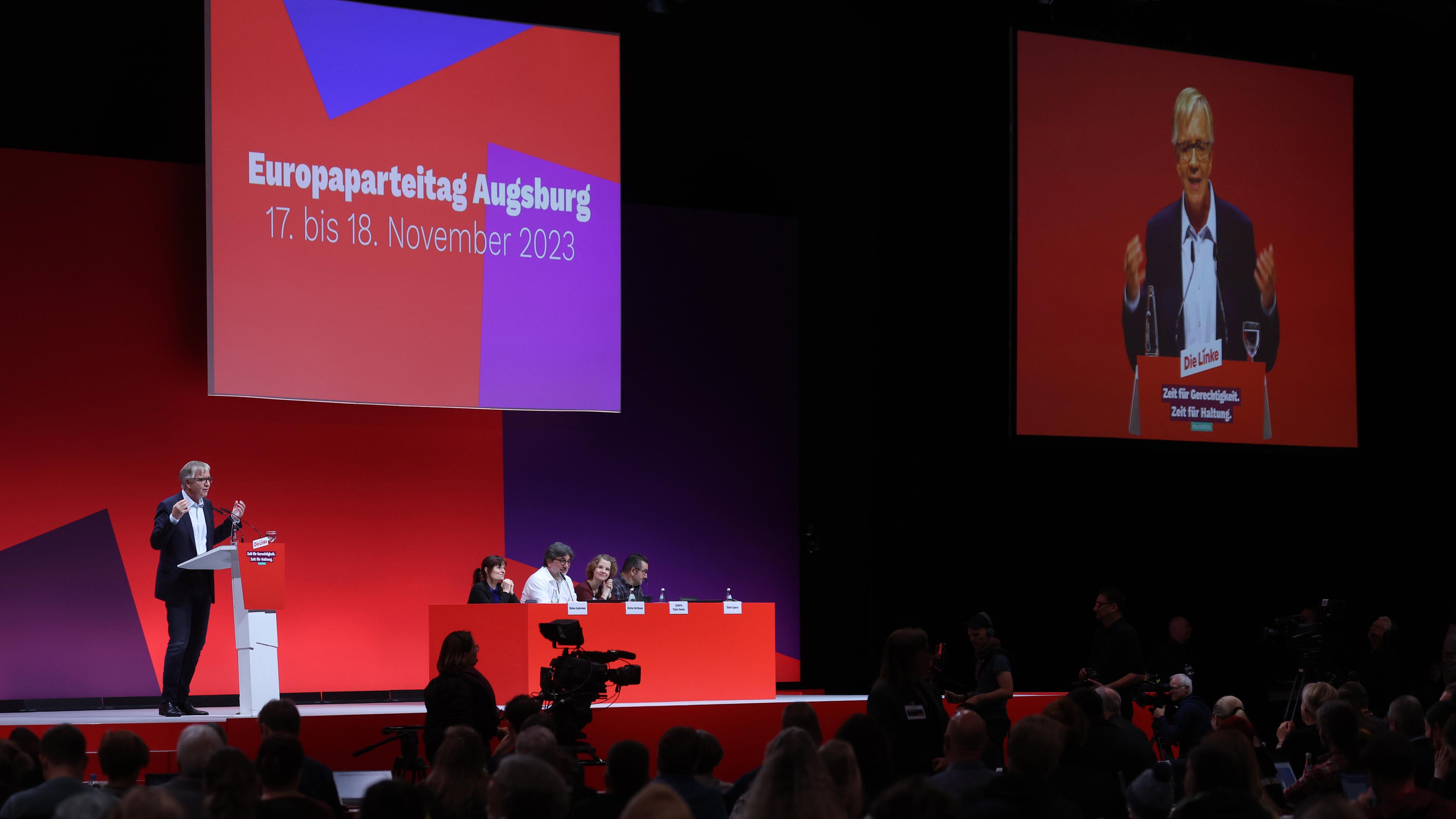 Bayern, Augsburg: Dietmar Bartsch, Fraktionsvorsitzender der Partei Die Linke, spricht auf dem Parteitag.