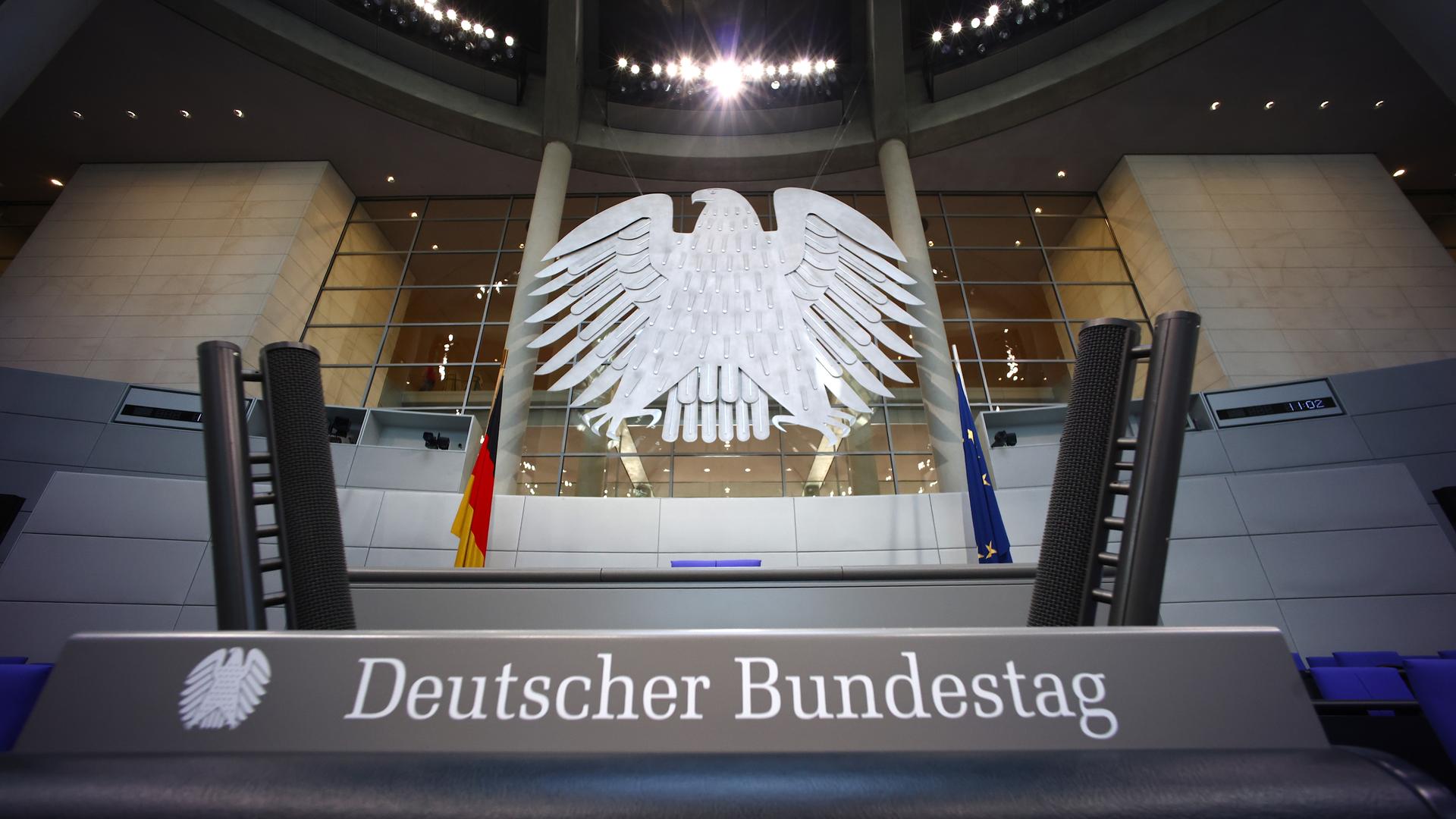 Rednerpult im Reichstag mit dem Schriftzug "Deutscher Bundestag" drauf