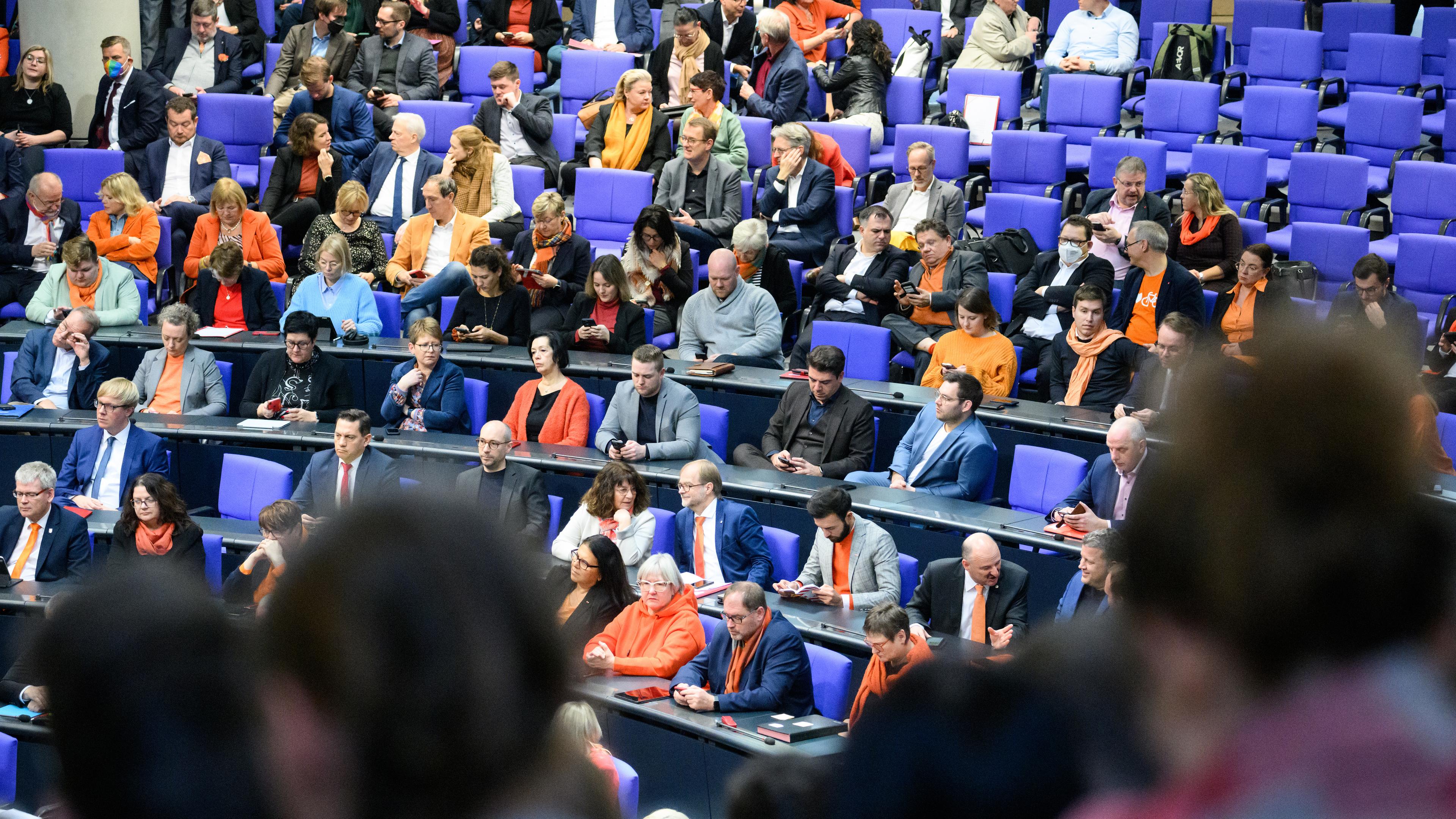 Abgeordnete sitzen im Bundestag in Berlin, aufgenommen am 25.11.2022