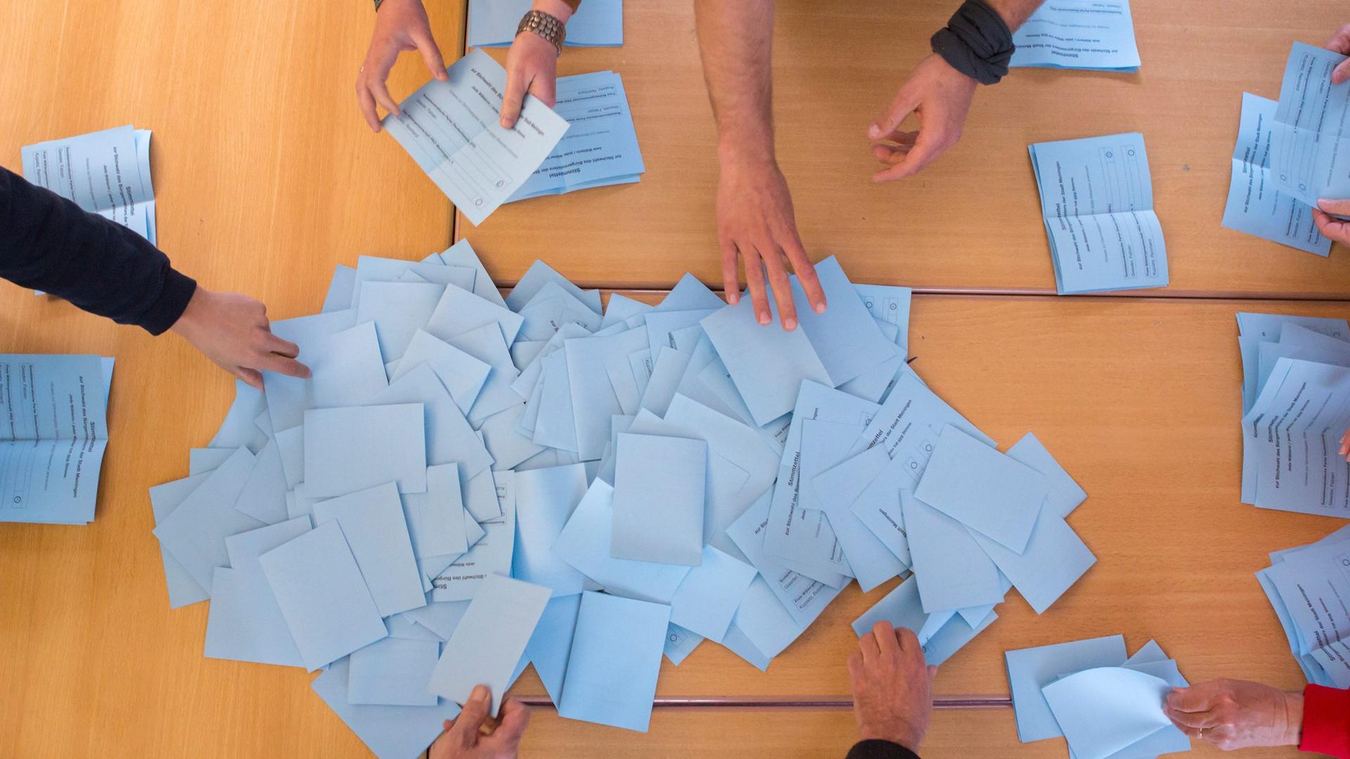 Nach dem die Stimmzettel abgegeben wurden, beginnt die Auszählung der Stimmen