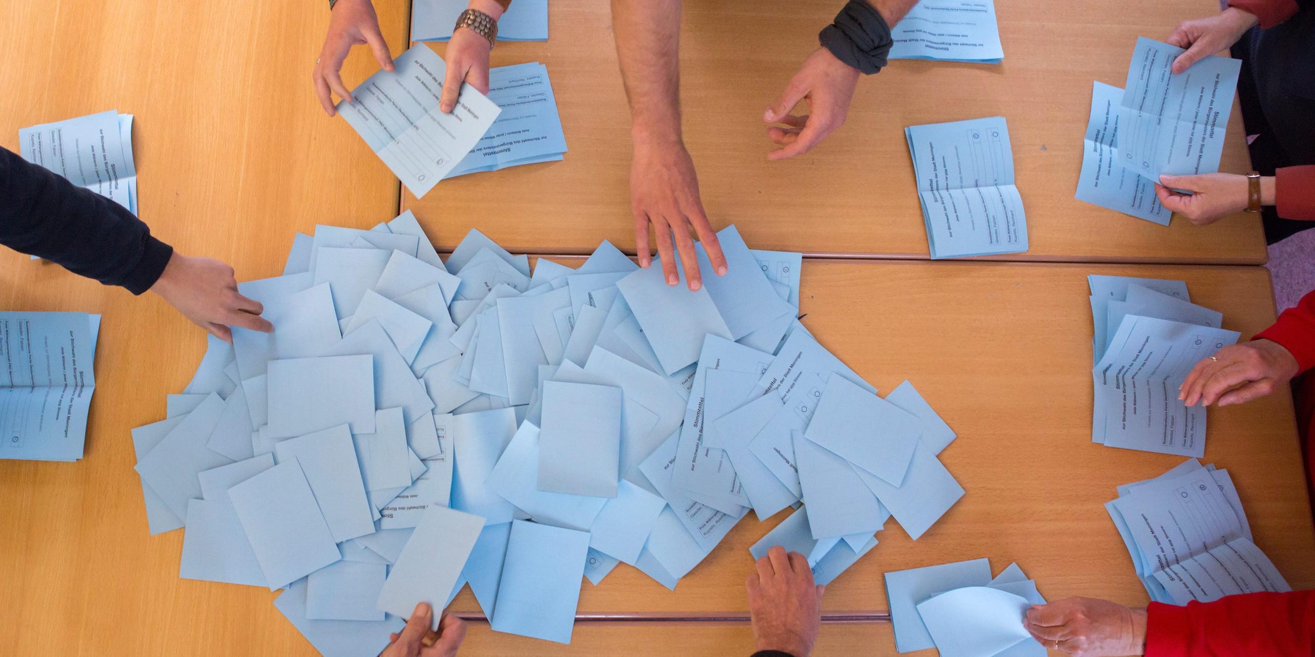 Nach dem die Stimmzettel abgegeben wurden, beginnt die Auszählung der Stimmen