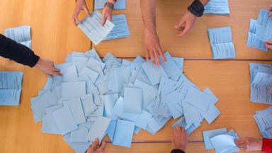 Nach dem die Stimmzettel abgegeben wurden, beginnt die Auszählung der Stimmen