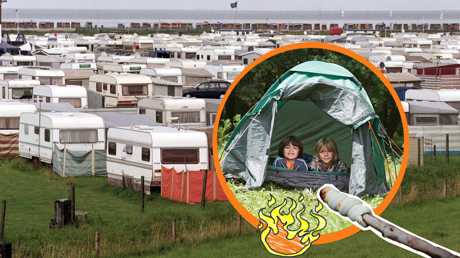Überfüllter Campingplatz im Hitnergrund, davor zwei Kinder in einem Zelt, Stockbrot und Lagerfeuer