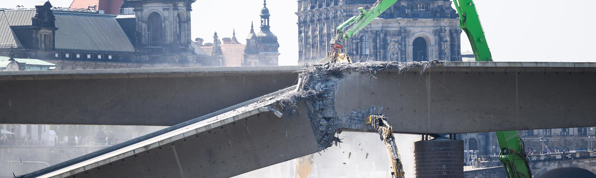 Bagger reißen die Carolabrücke in Dresden ab